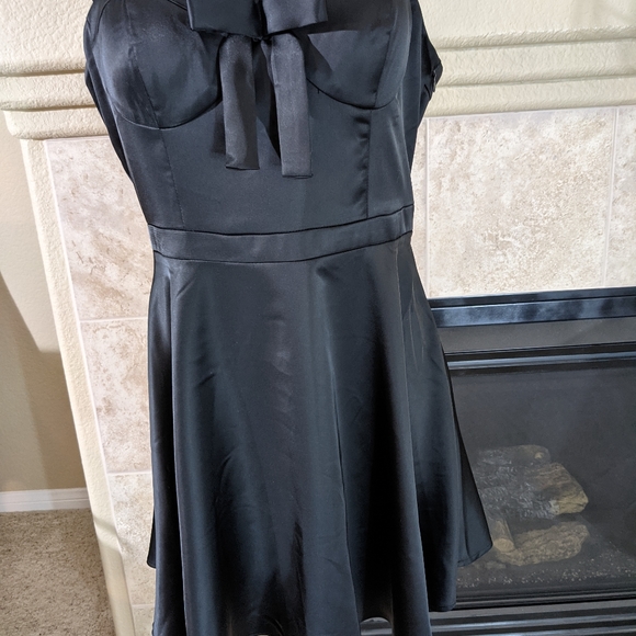 Classic satin look, spaghetti strap party dress. Estimated to be size: L - Picture 4 of 9
